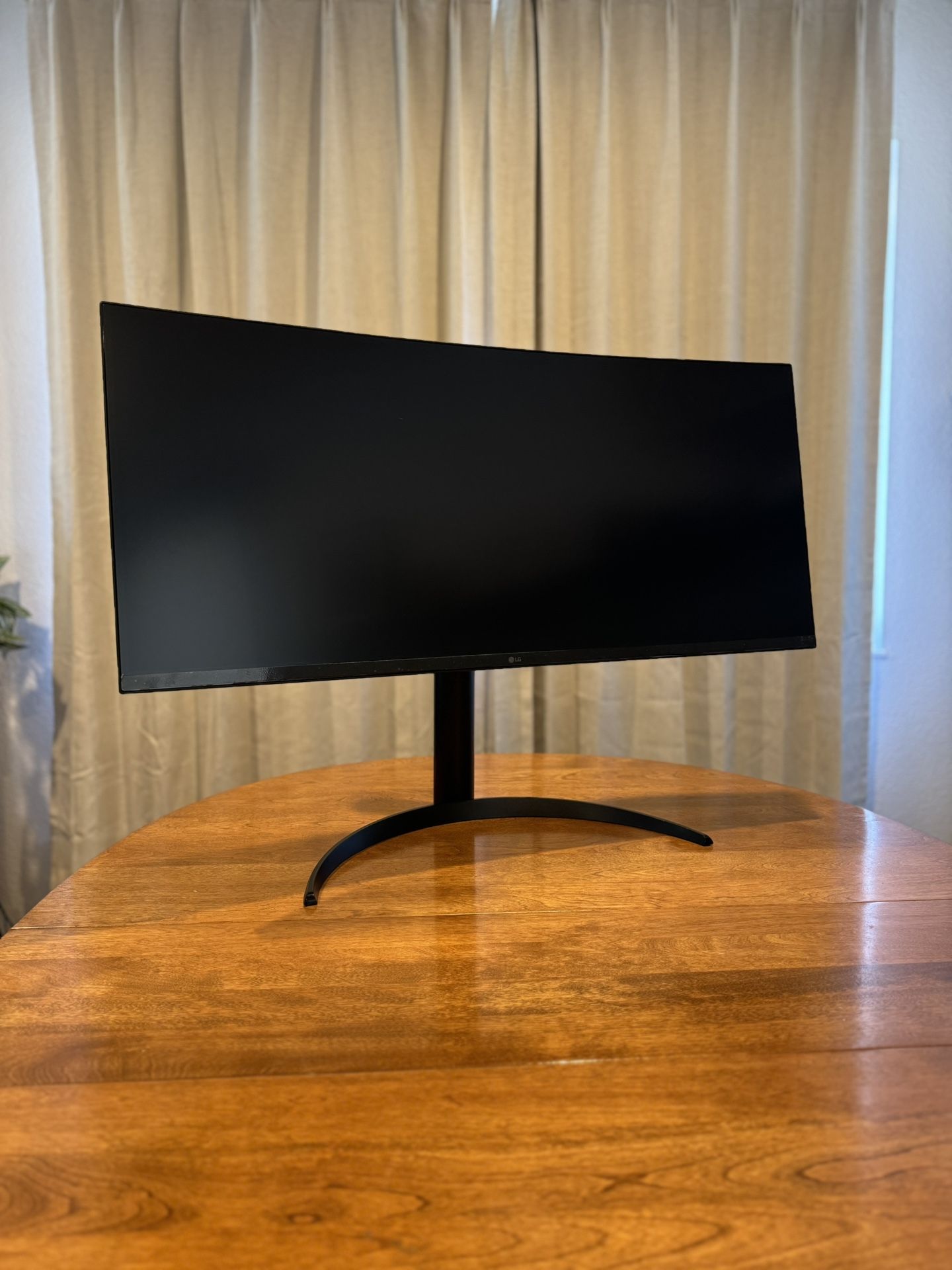 LG WIDESCREEN MONITOR [ Light Use]