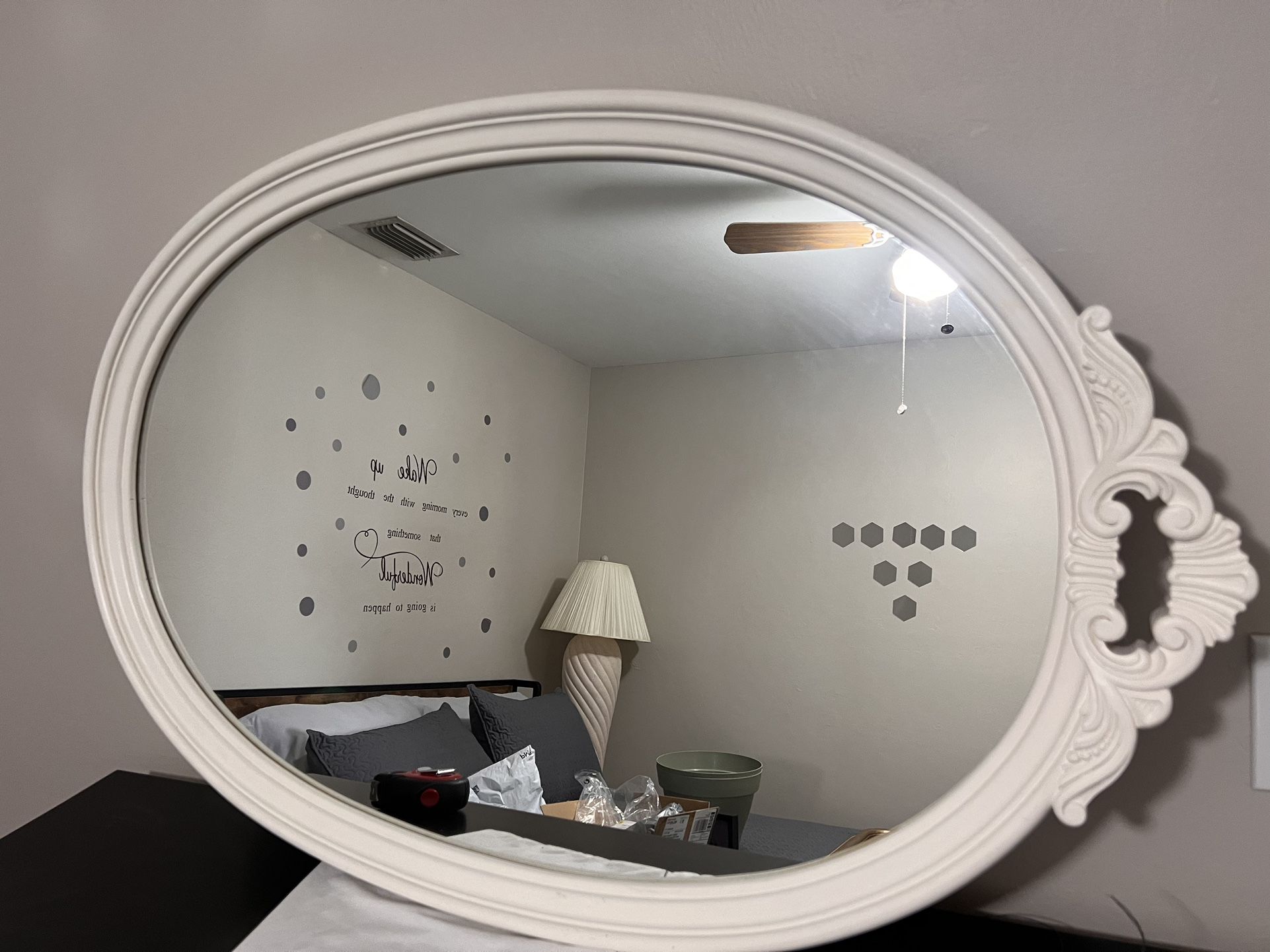 Oval White Mirror/ Espejo Blanco Ovalado