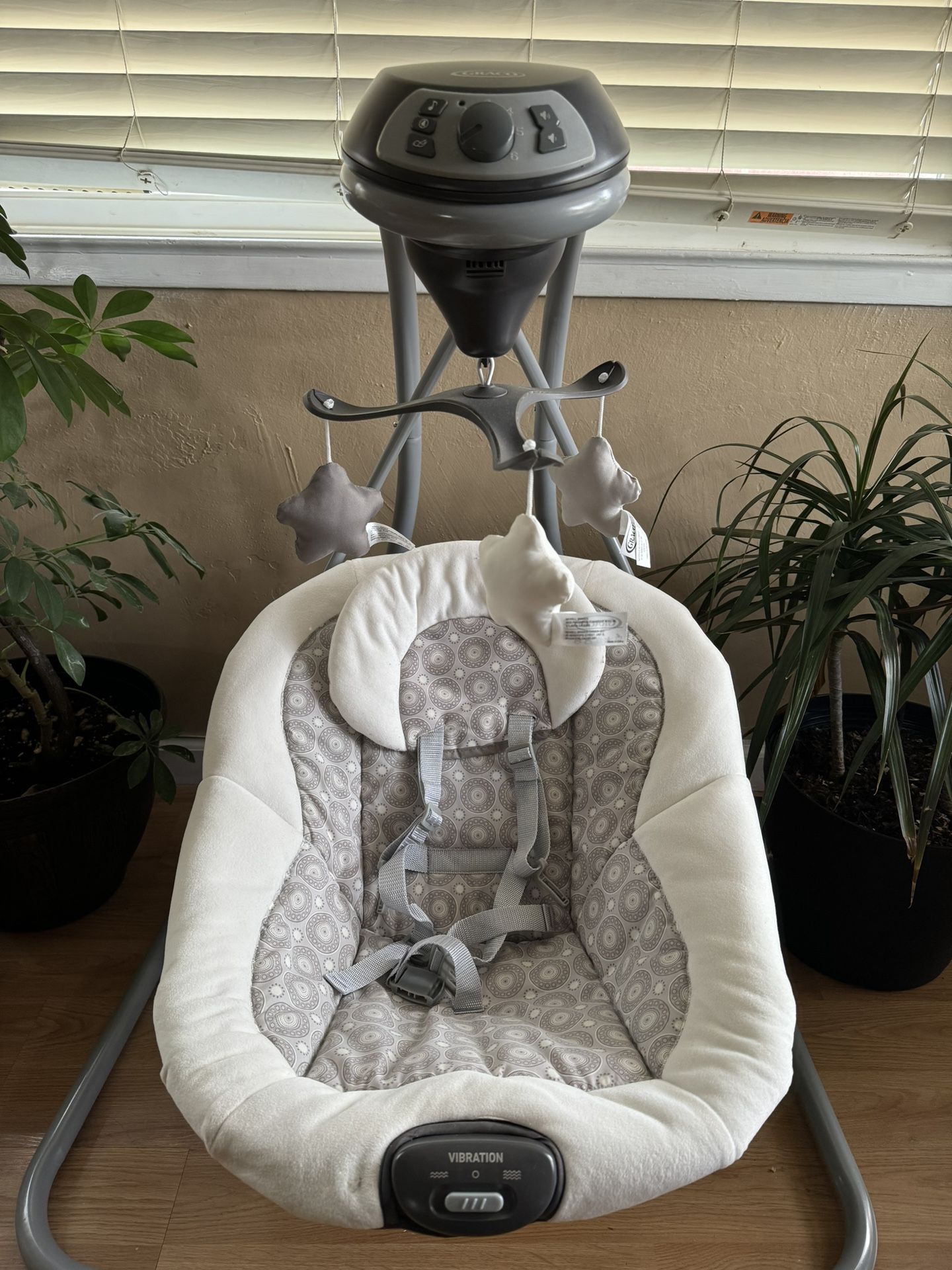 Graco Baby Swing +Newborn Clothes 
