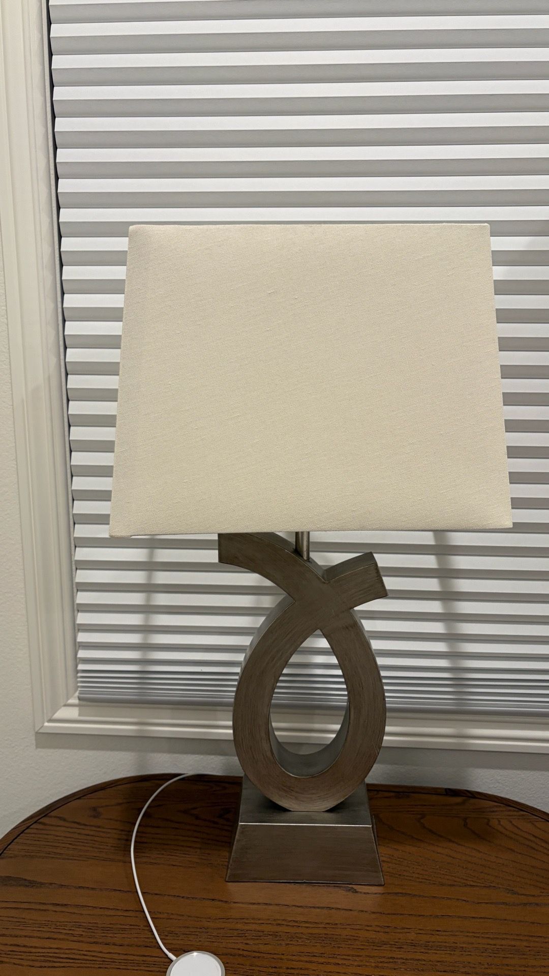 2 nightstands and lamps