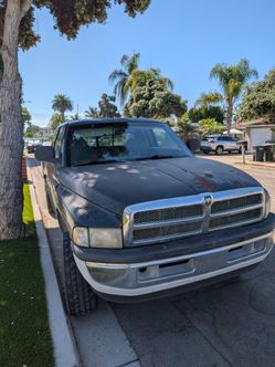 Dodge Ram 2500 Club Cab 4WD 8 foot bed.