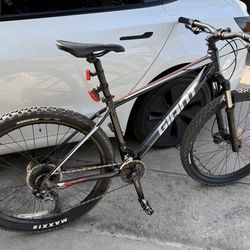 GIANT Talon Mountain Bike