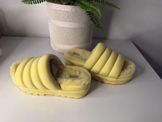 UGG MAXI SANDALS Size 11