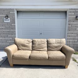 NATTUZZI LEATHER SOFA (FREE DELIVERY)