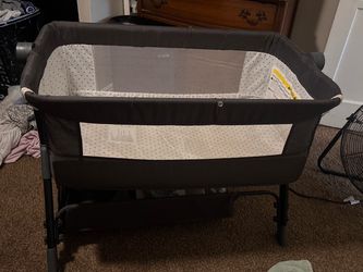 Baby Bedside Bassinet with Mesh Sides
