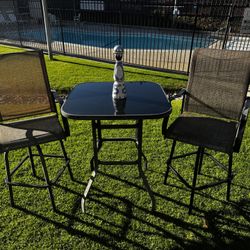 Patio furniture High top swivel chairs and table in good condition see pics