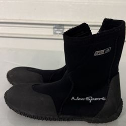NeoSport 5mm Hi-Top Zippered Dive Boots.