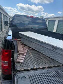 Truck tool box