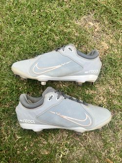 Nike Women's Hyperdiamond 4 Elite Metal Fastpitch Softball Cleats