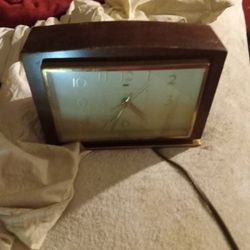 Vintage General Electric Plug Clock