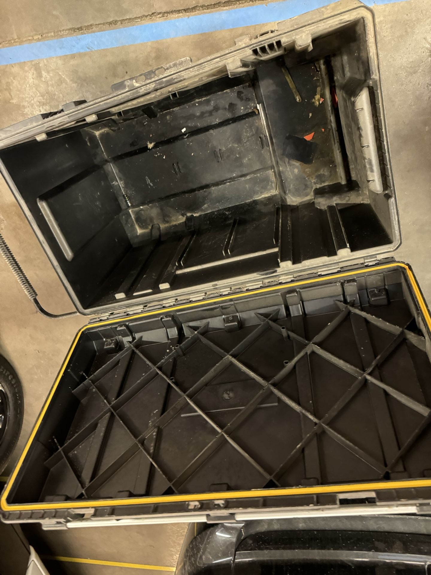 Dealt Tool Box