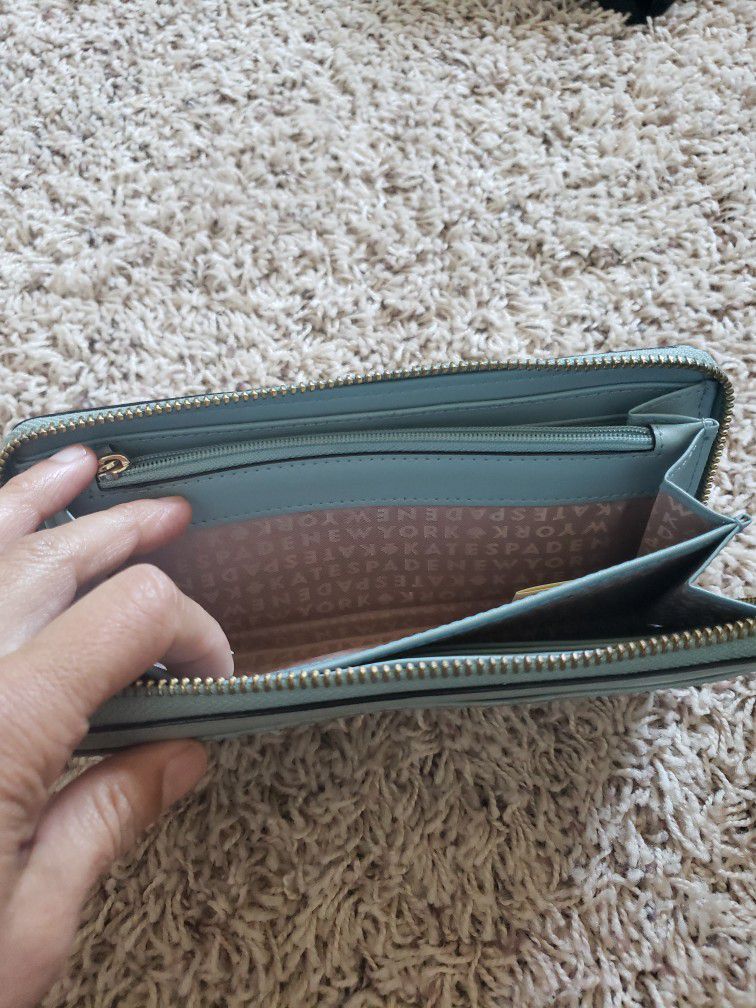 Kate Spade Zip Around Wallet for Sale in Ruston, WA - OfferUp
