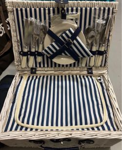 Wicker Picnic Basket Set with Cutlery and Plates