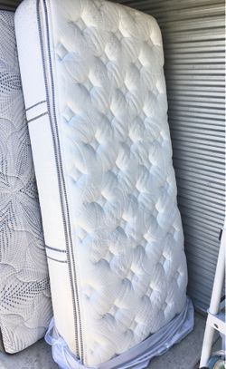 ****Twin XL Serta Perfect Sleeper Mattress ***