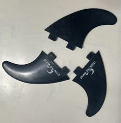 Surfboard thruster fins