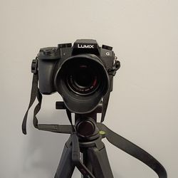 Panasonic lumix g7 4k mirrorless camera and tripod