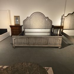 Flexsteel King Size Solud Wood Bed Brand New