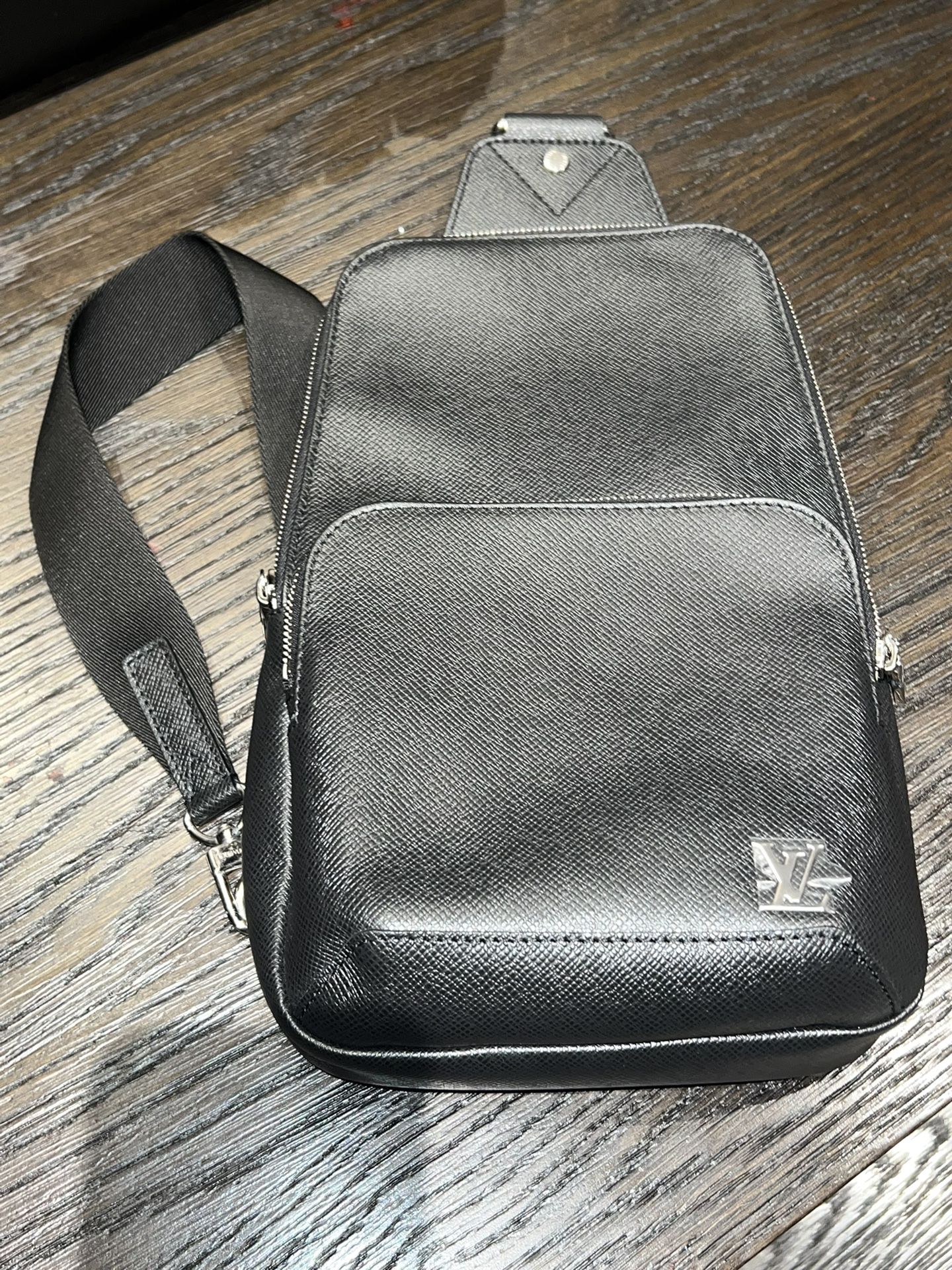 Never Worn Louis Vuitton Avenue sling bag