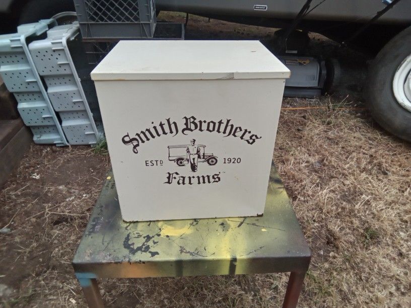 Vintage Smith Brothers Farms Metal Porch Milk Box, Great Condition. $10.00.