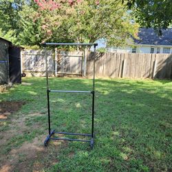 METAL CLOTHES HAMGER ON WHEELS ADJUSTABLE 