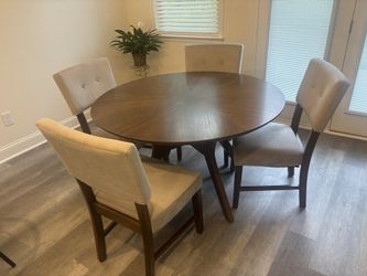 Round Table And 4 Chairs 
