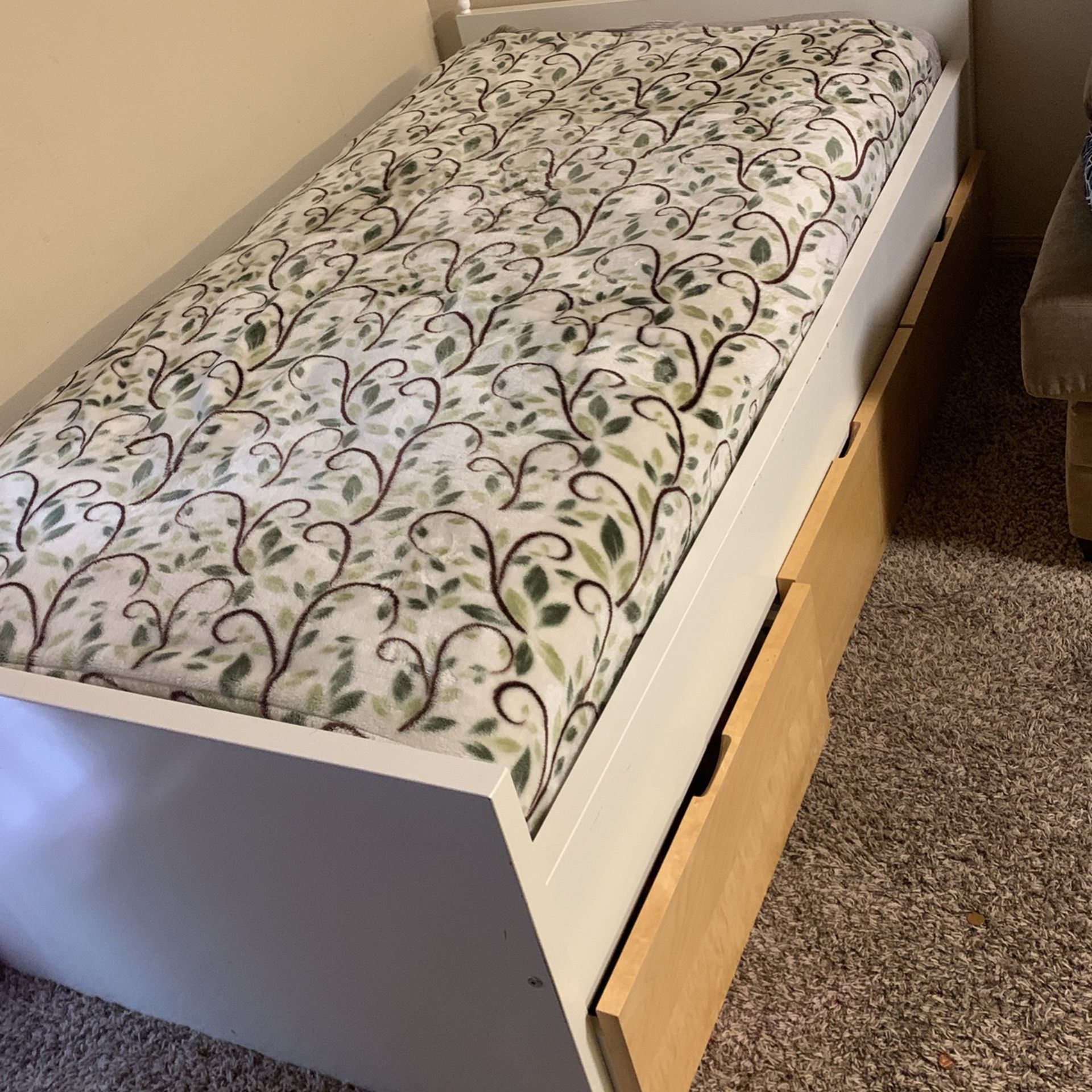 super bed.  cleans good base and mattress conditions
