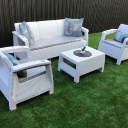 OUTDOOR PATIO SET ( New) Like 