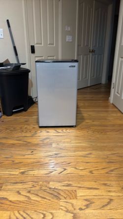 Magic chef mini fridge