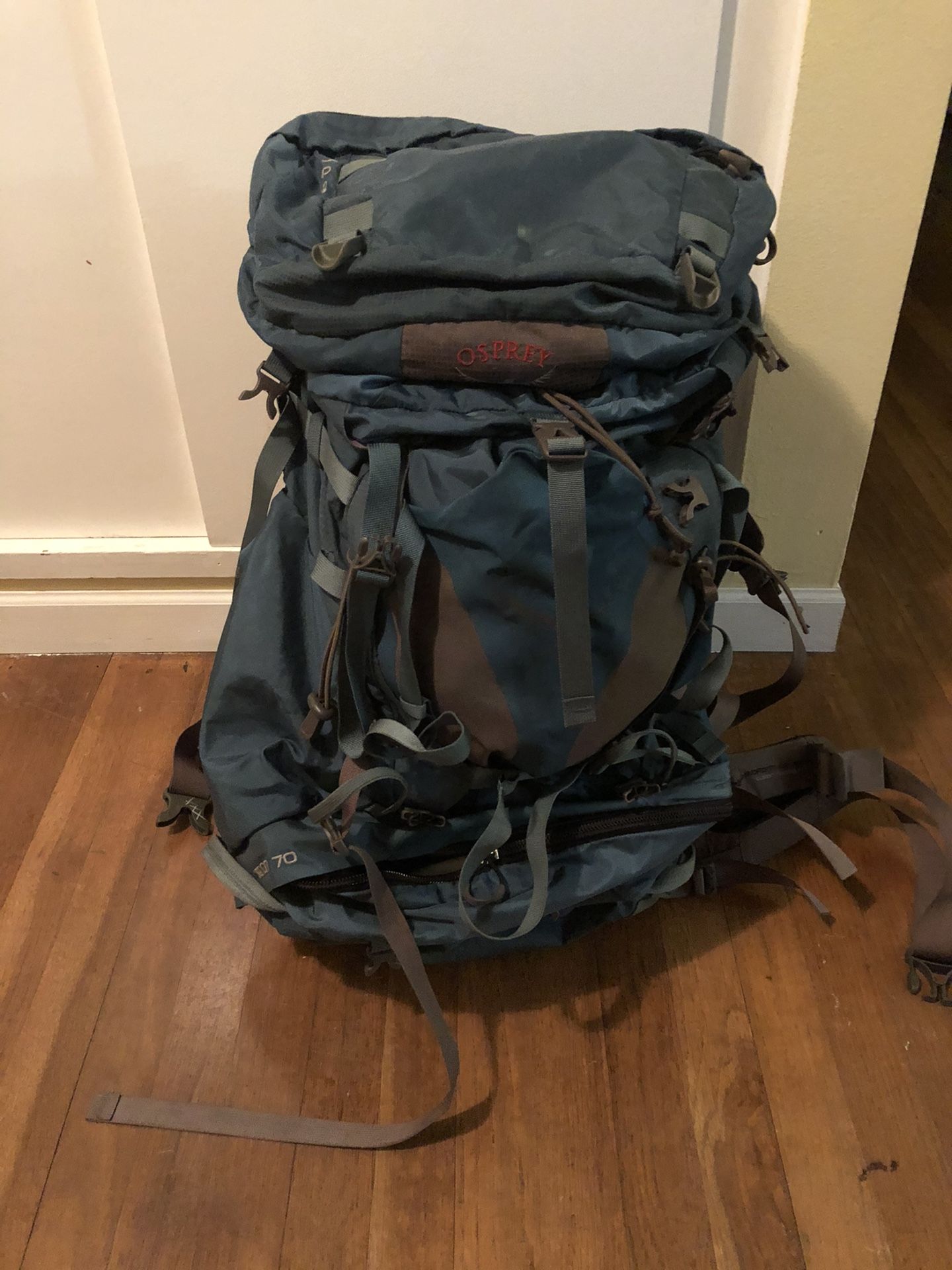 Women’s small Osprey xenon 70 back pack, hiking, backpacking