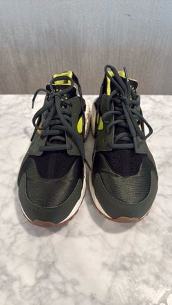 Women’s Nike Air Huarache Sneakers Size 8.5