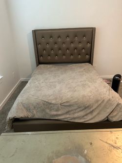 ✨ Queen Bedroom Set – Bed, Mattress, Box Spring, Dresser & Mirror – $600 OBO