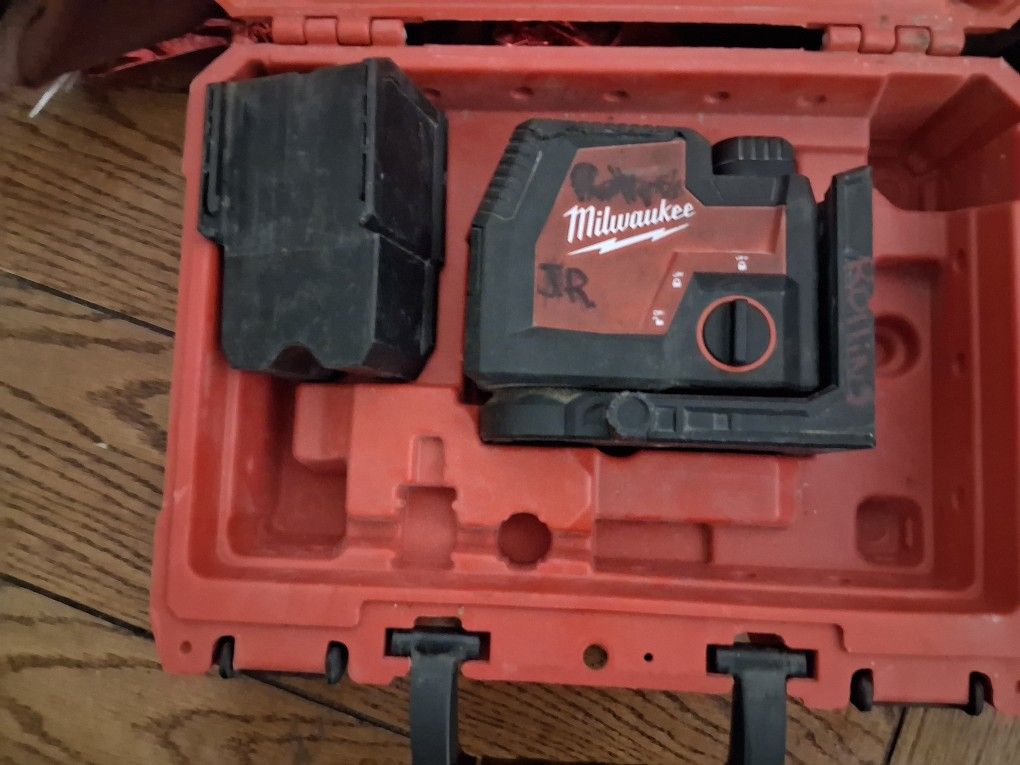 Milwaukee USB Rechargeable Green Cross Line And Plumb Point Laser