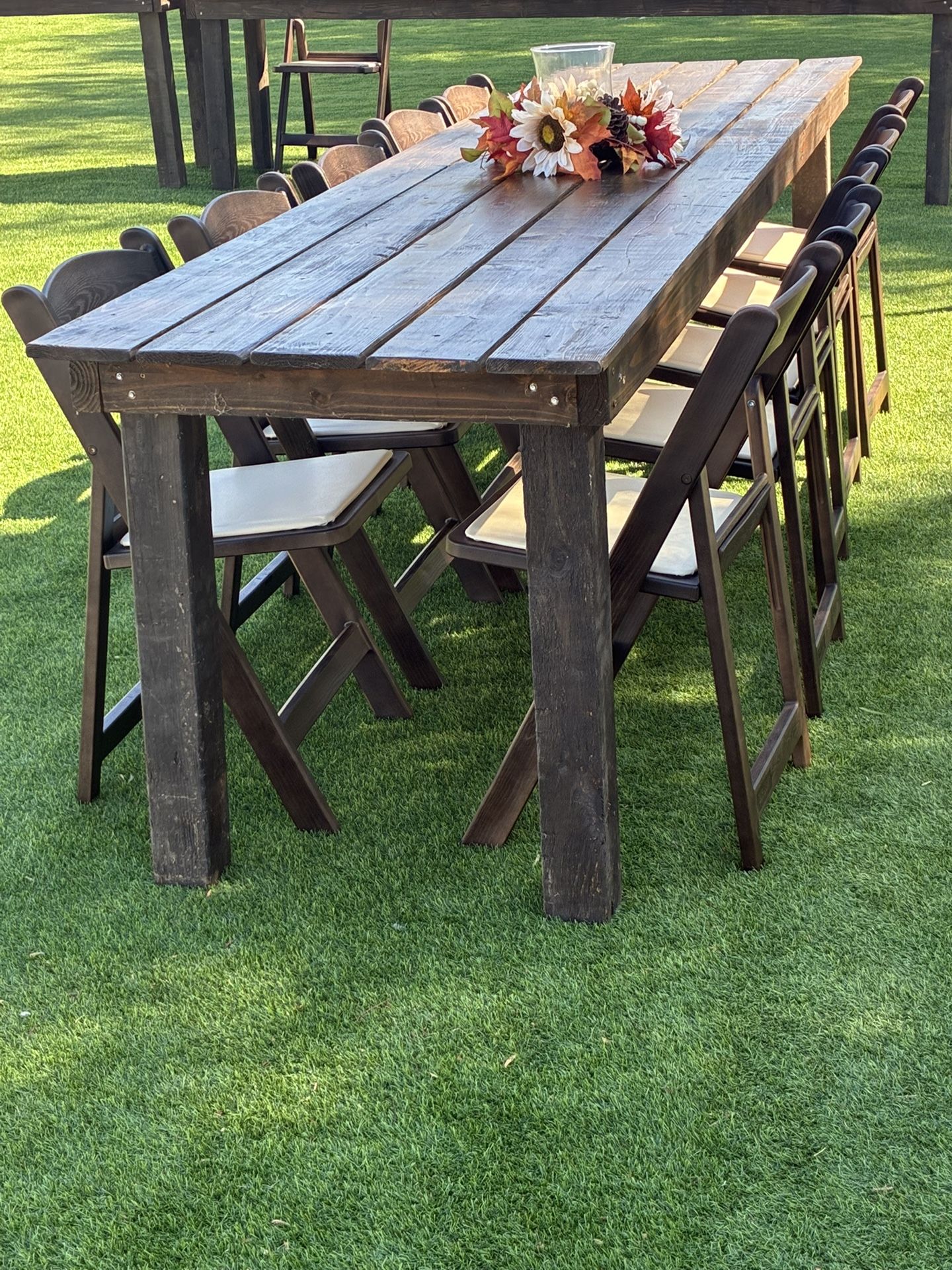 Mesas De Madera Y Sillas De Resina Para Tus Events