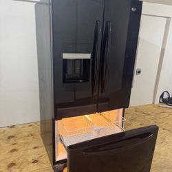Large Refrigerator With icemacker & Water Dispenser 