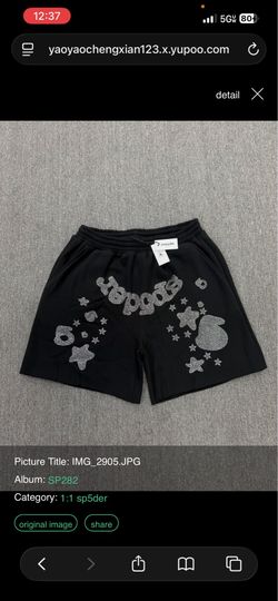 Black sp5der shorts.