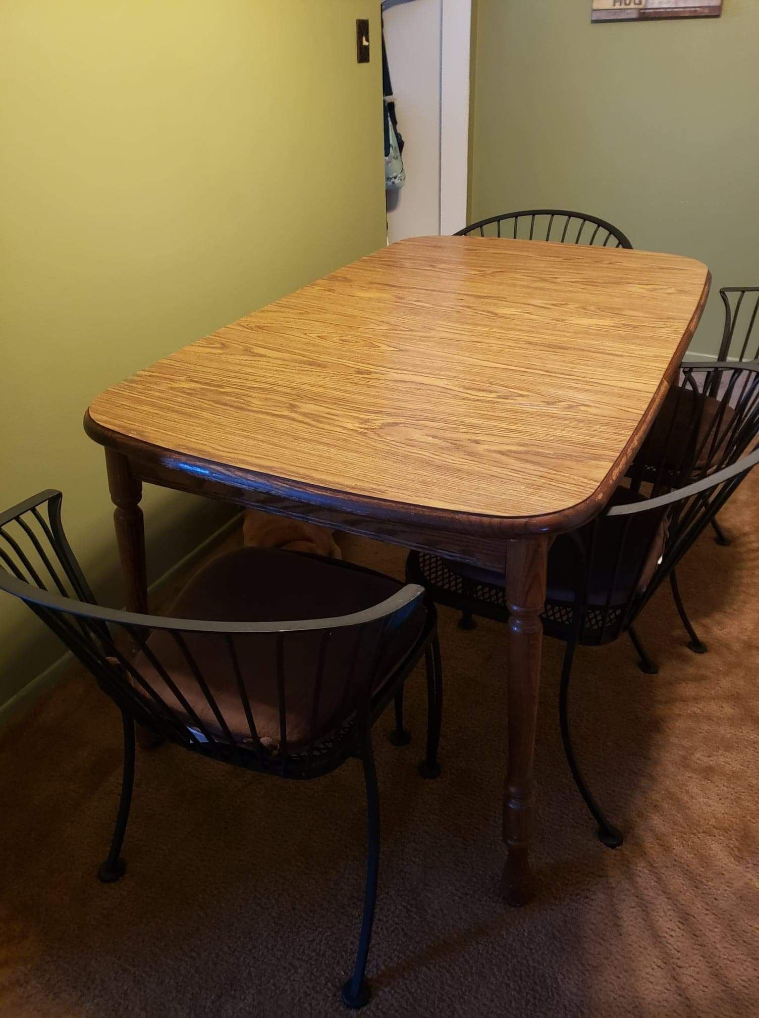 Oak kitchen table set w/4 heavy wrought iron chairs excellent condition table is 57×36 w/1 leaf in