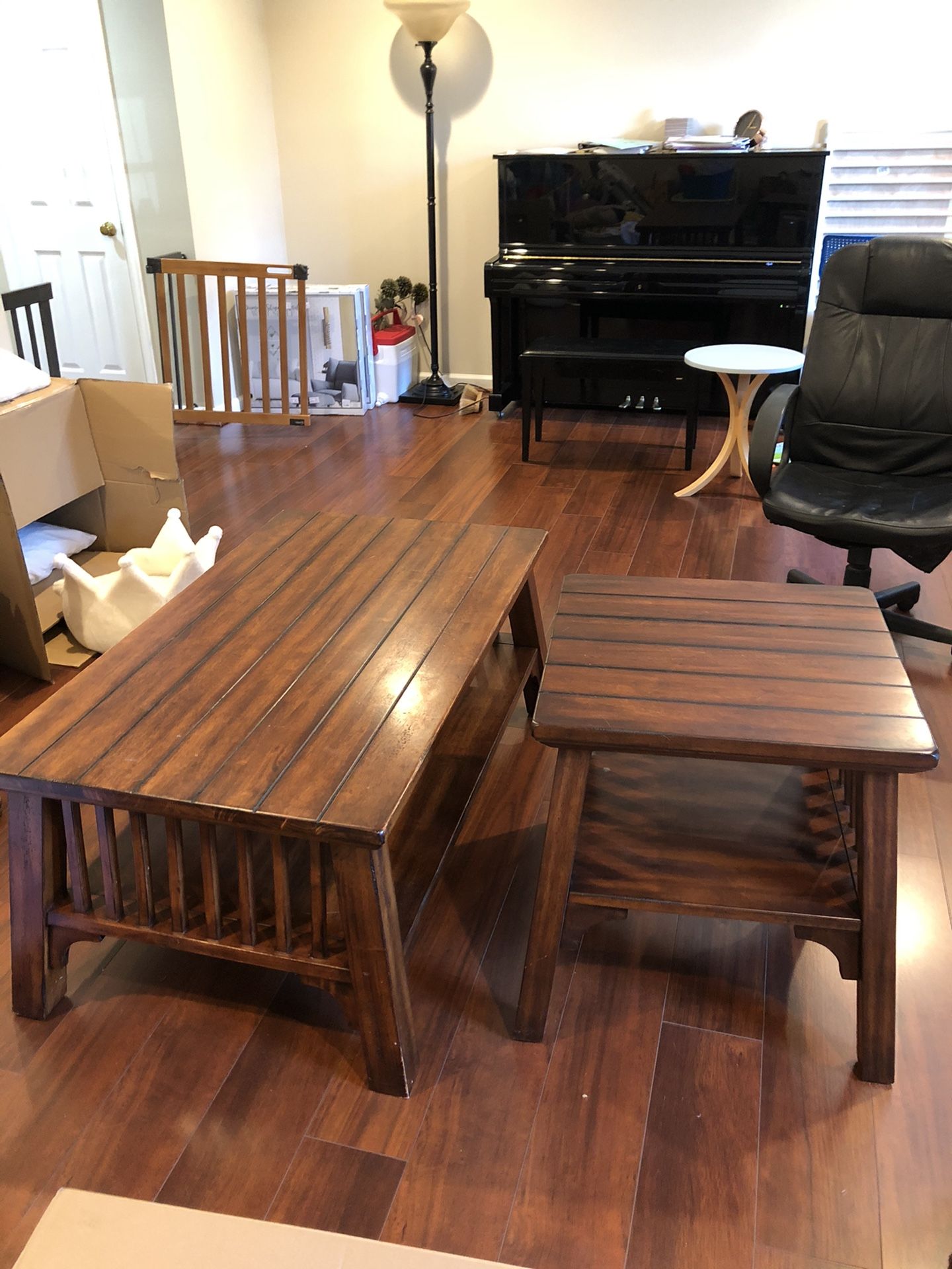 Coffee table and matching side table, ver nice.