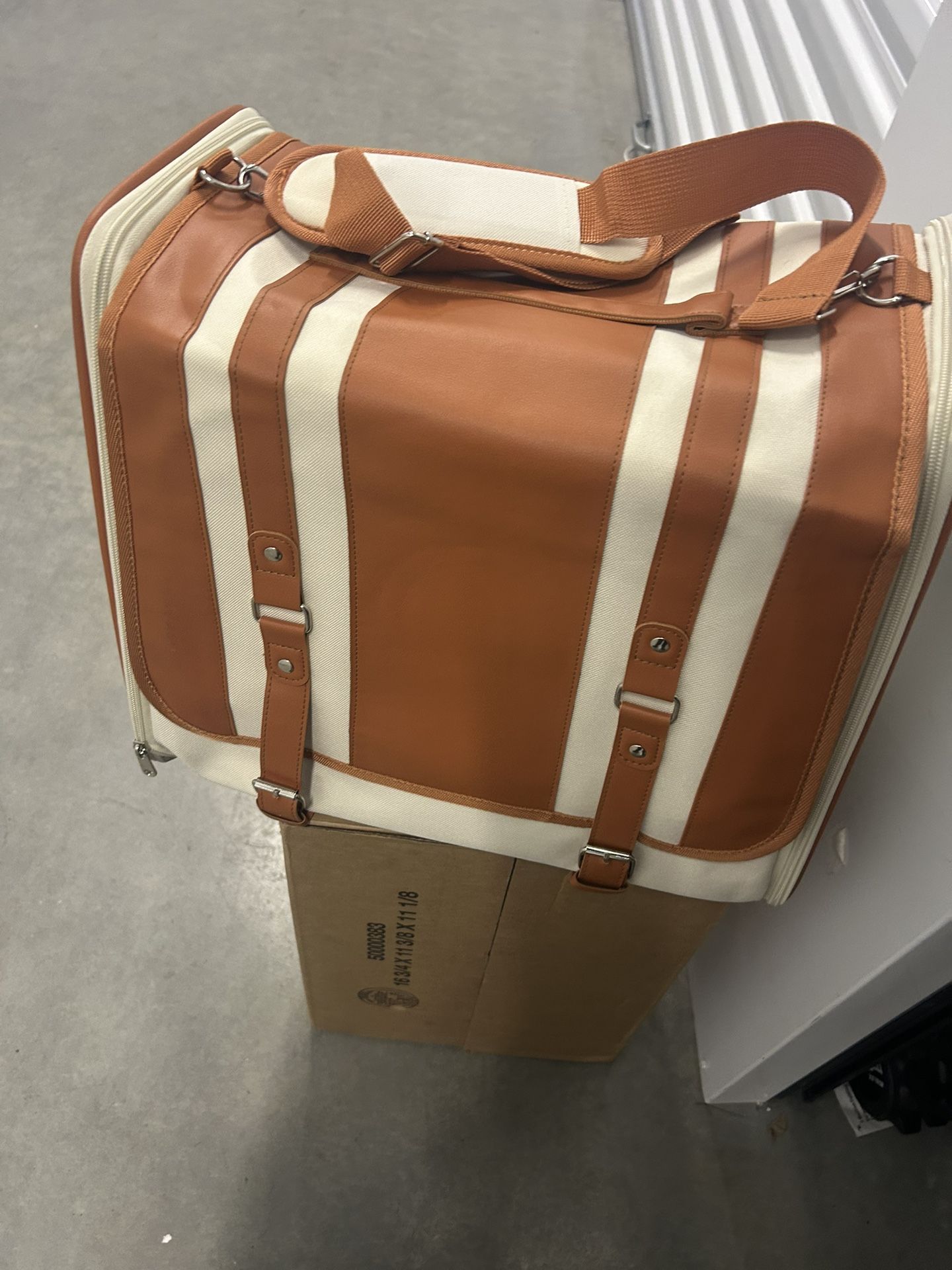 “New”Luxury Pet Carrier Bag ,”holds Up To 30lb Pet(ventilated)(retail$79)