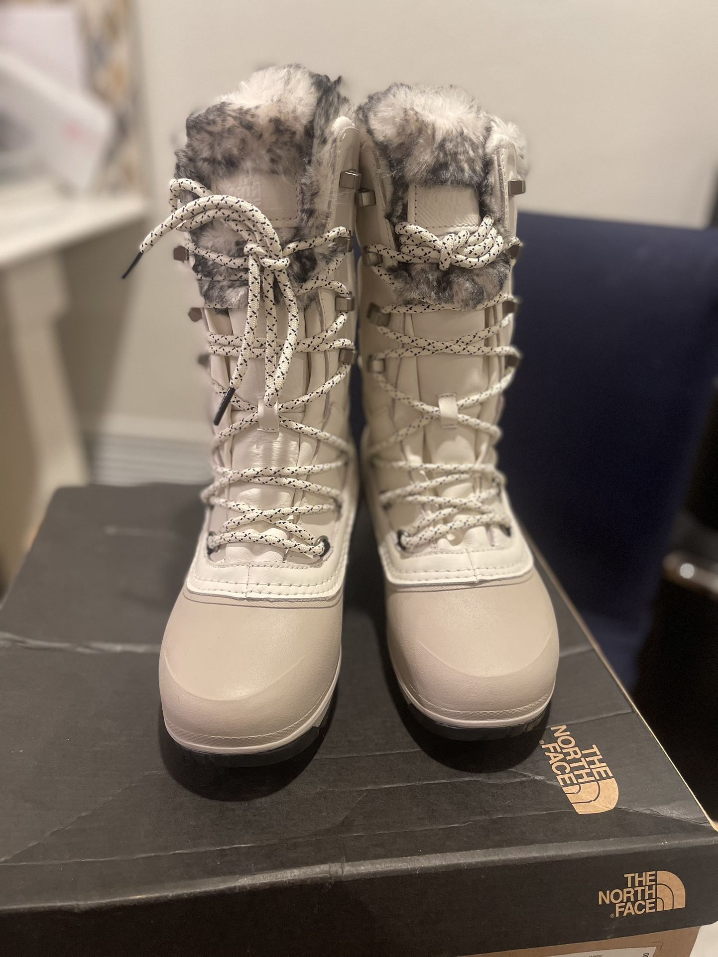 North face womens Size 8 Snow Boots *NEW*