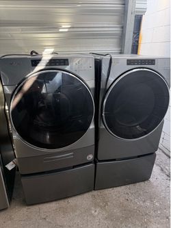 Whirlpool front load washer and gas dryer set
