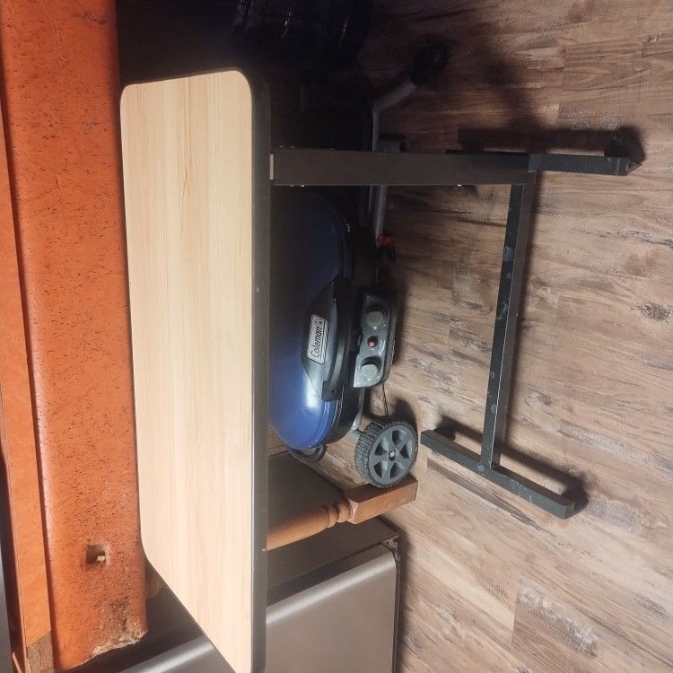 Hospital swivel table you put your food on there at your books and and you put it over