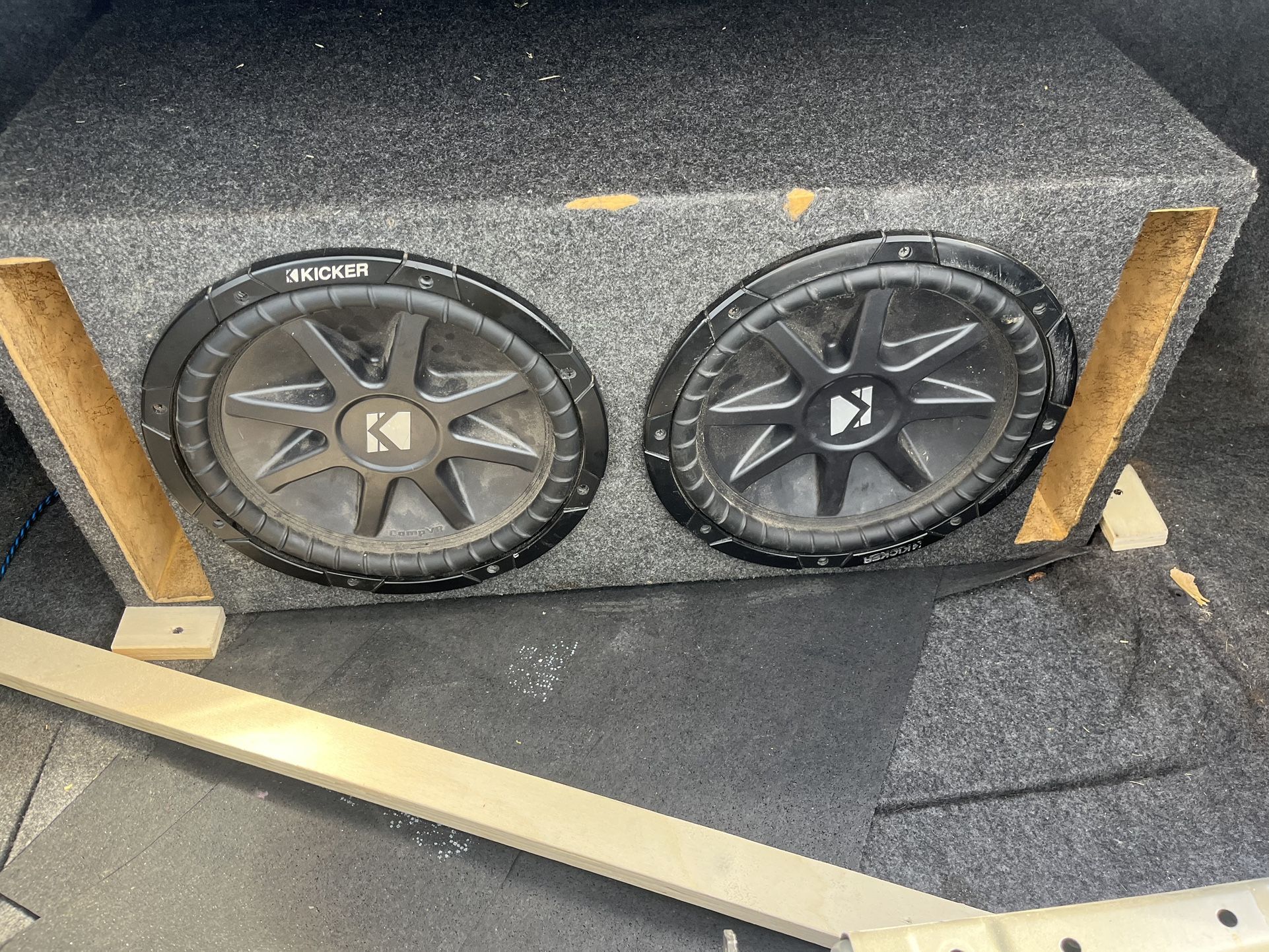2 12” Kickers Dual 2ohm And Skar 5 Channel Amp