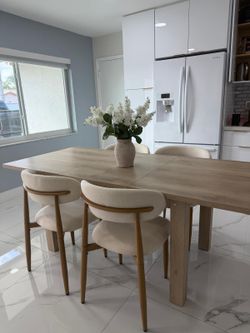 New Dining table with chairs . Mesa con sillas nuevo