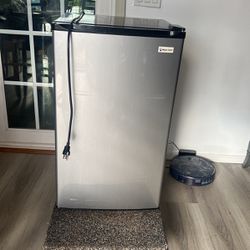 Magic Chef 4.4 Cu. Ft. Mini Refrigerator 