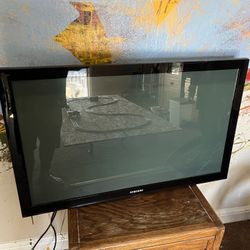 Television 40 inch Samsung flatscreen with mount no remote works perfectly 50 bucks
