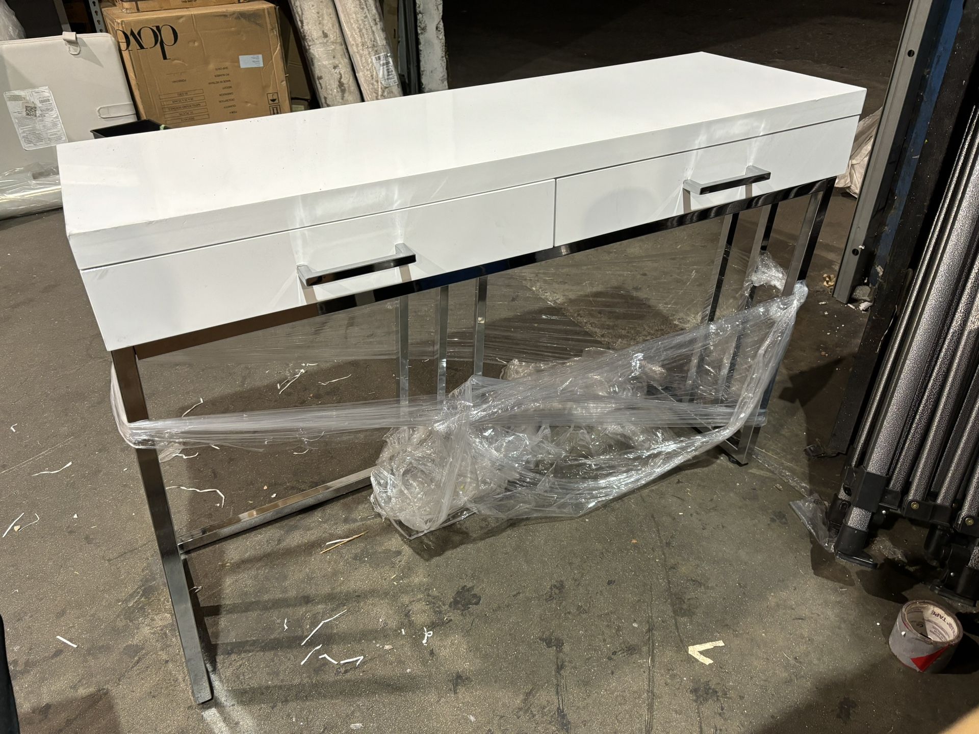 writing desk / accent table