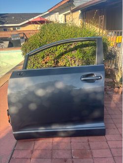 FRONT LEFT SIDE DOOR 2009-2016 TOYOTA VENZA WITH HINGES (DARK GRAY COLOR).