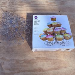 Wilton Cupcakes-N-More Dessert display Stand Wilton #307-826 holds 23 cupcakes