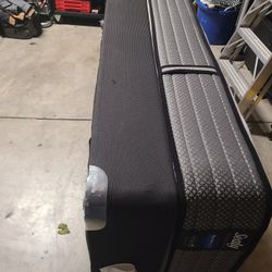  Twin Matress And Box Spring 