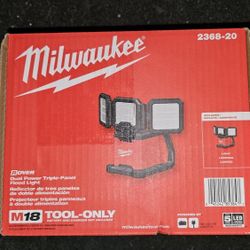 Milwaukee
M18 18-Volt Lithium-Ion Cordless 4500 Lumens ROVER Dual Power Triple-Panel Flood & Area Light (Tool-Only)